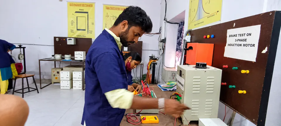 Electrical engineering laboratory — photograph 4