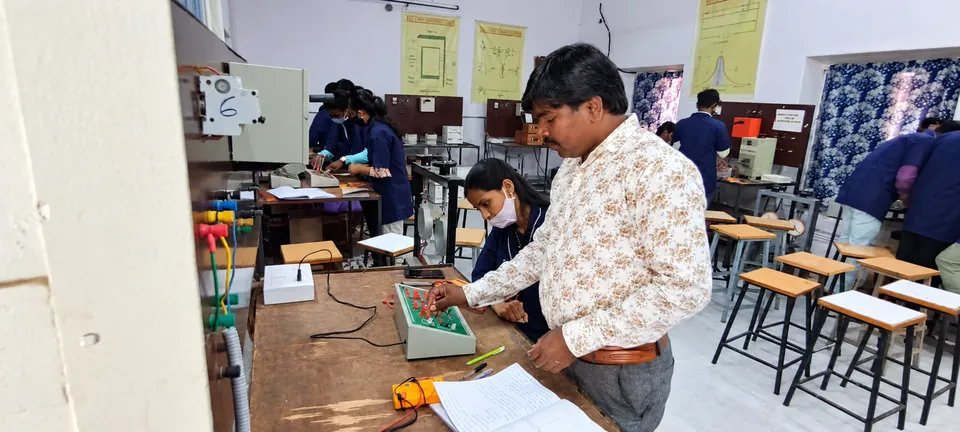 Electrical engineering laboratory — photograph 6