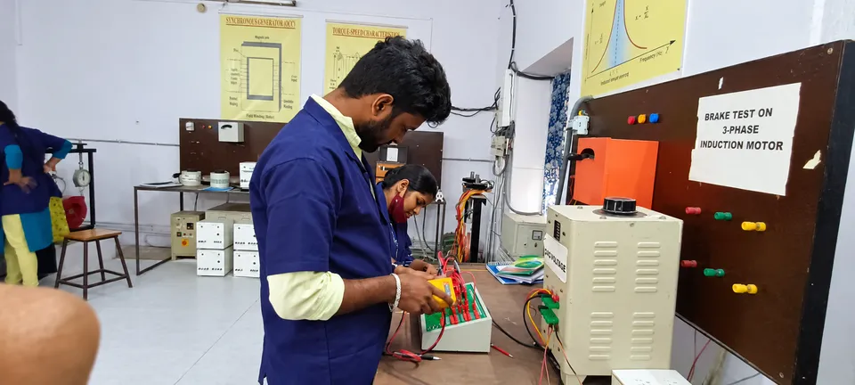 Electrical engineering laboratory — photograph 2