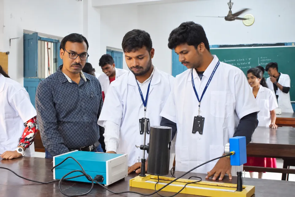 Physics laboratory — photograph 8