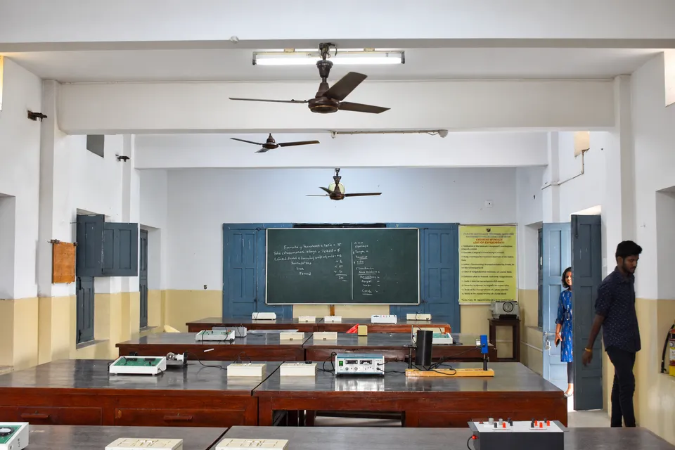 Physics laboratory — photograph 1