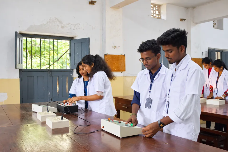 Physics laboratory — photograph 5