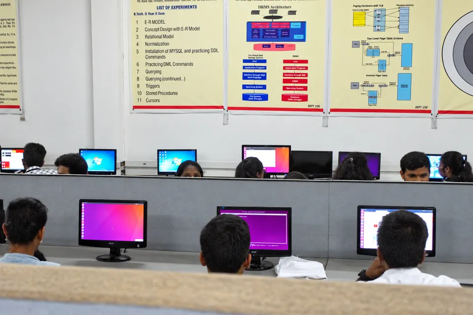 Computer science laboratory — photograph 8