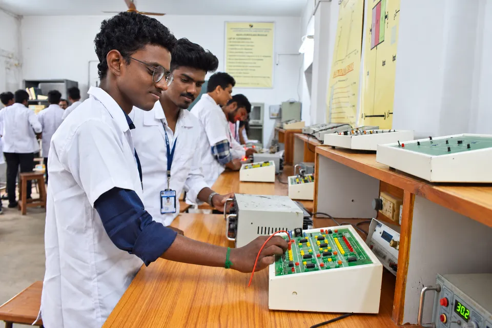 Physics laboratory — photograph 21