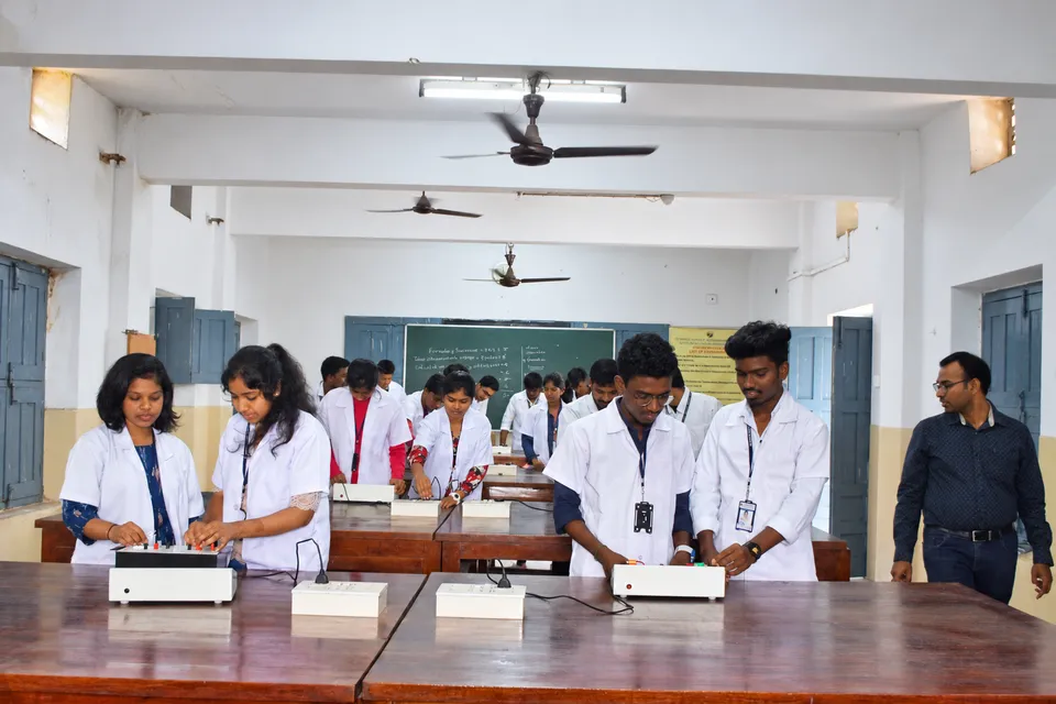 Physics laboratory — photograph 3