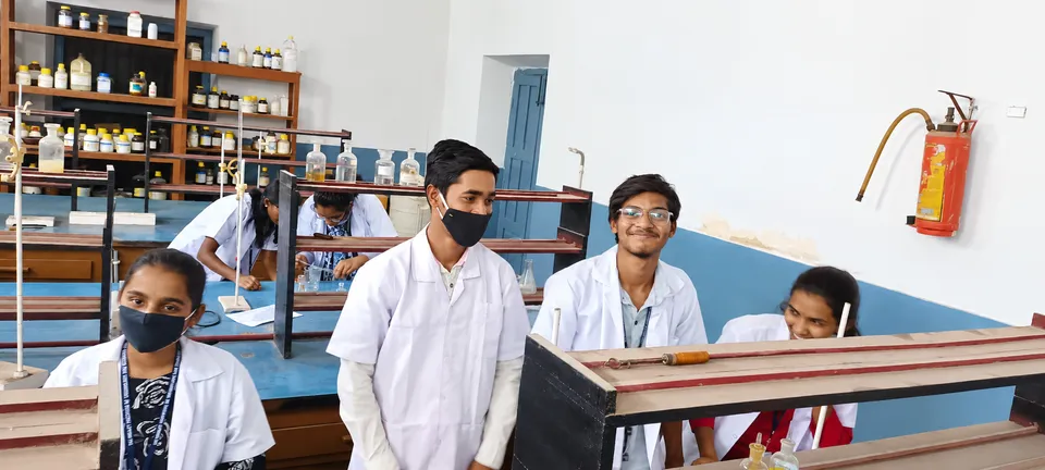 Chemistry laboratory — photograph 4