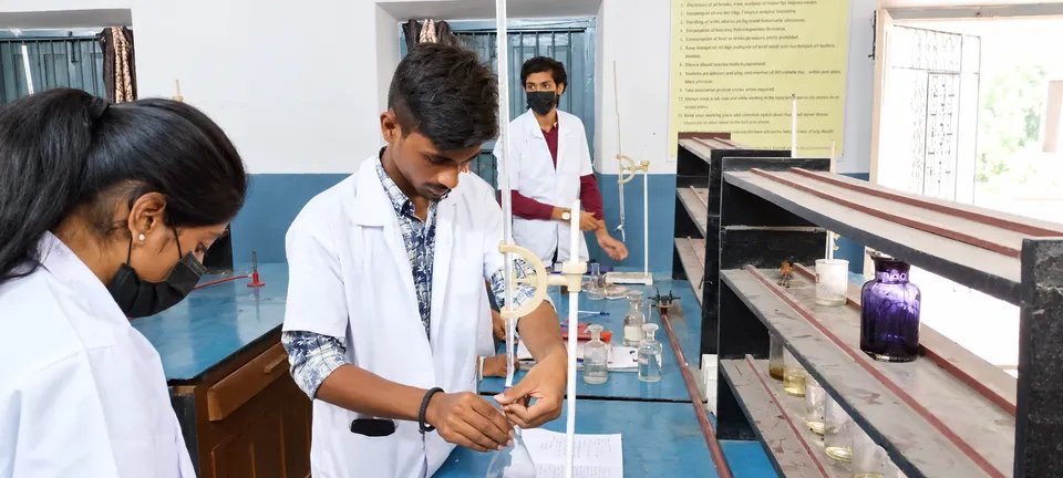 Chemistry laboratory — photograph 6