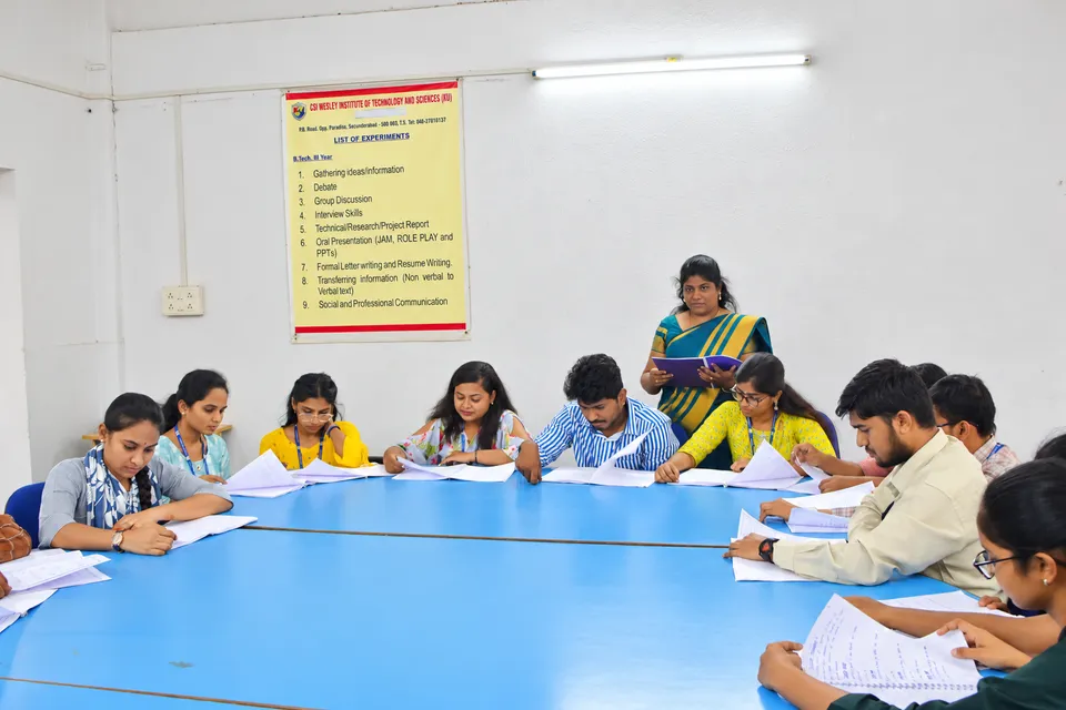 Language & communication laboratory — photograph 4