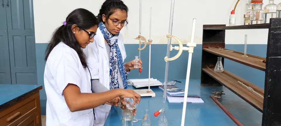Chemistry laboratory — photograph 3