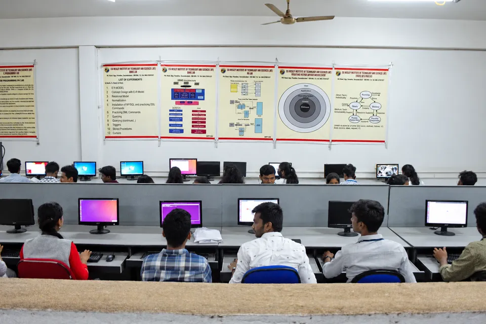 Computer science laboratory — photograph 7