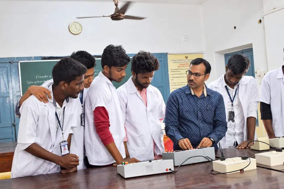 Physics laboratory — photograph 12