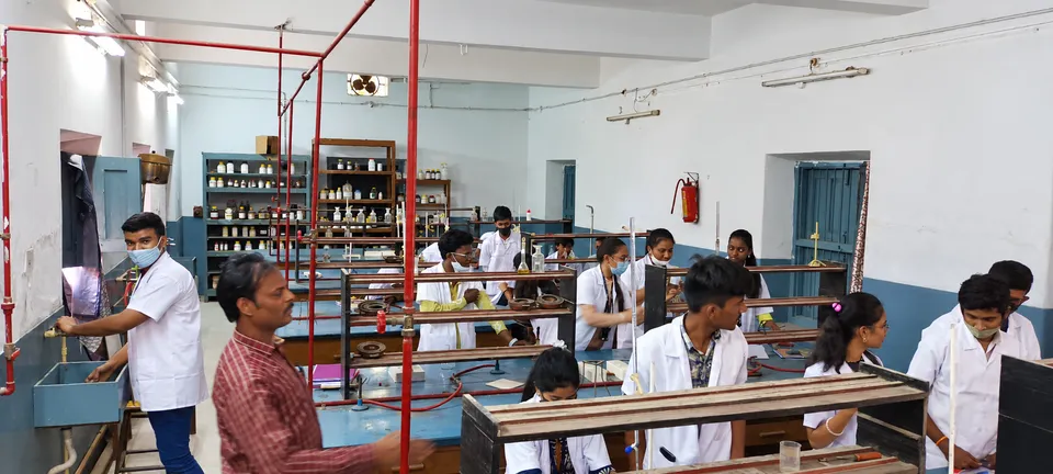 Chemistry laboratory — photograph 8