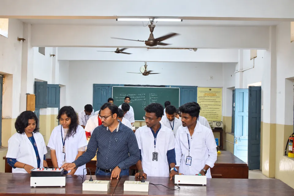 Physics laboratory — photograph 4