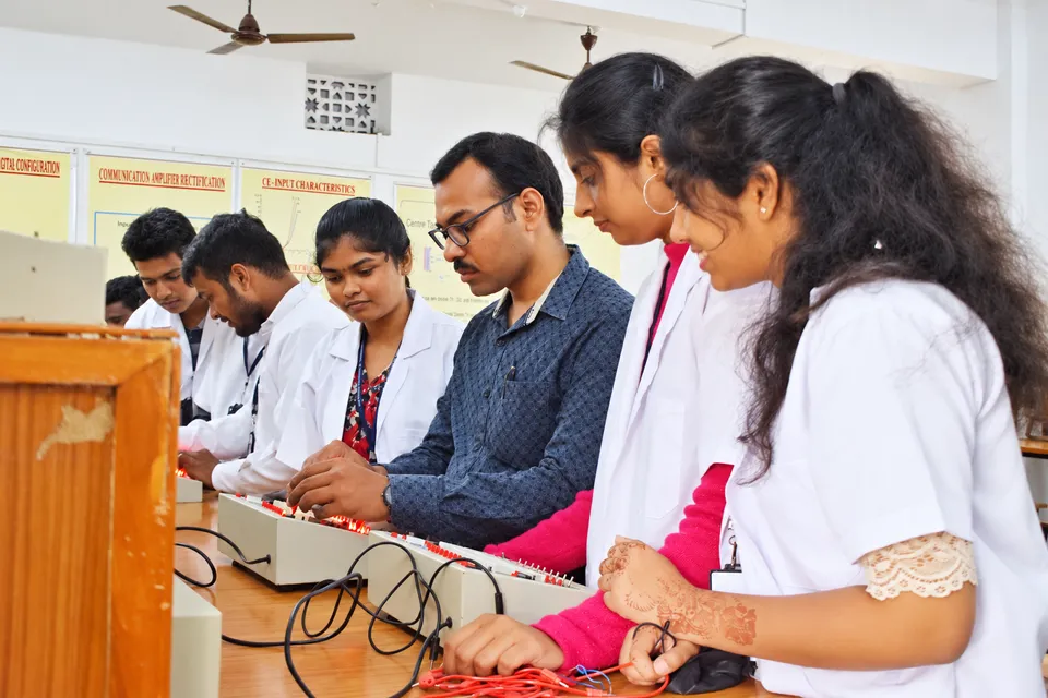 Physics laboratory — photograph 19