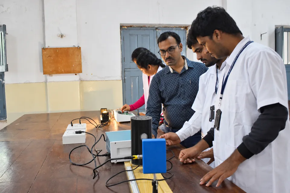 Physics laboratory — photograph 7