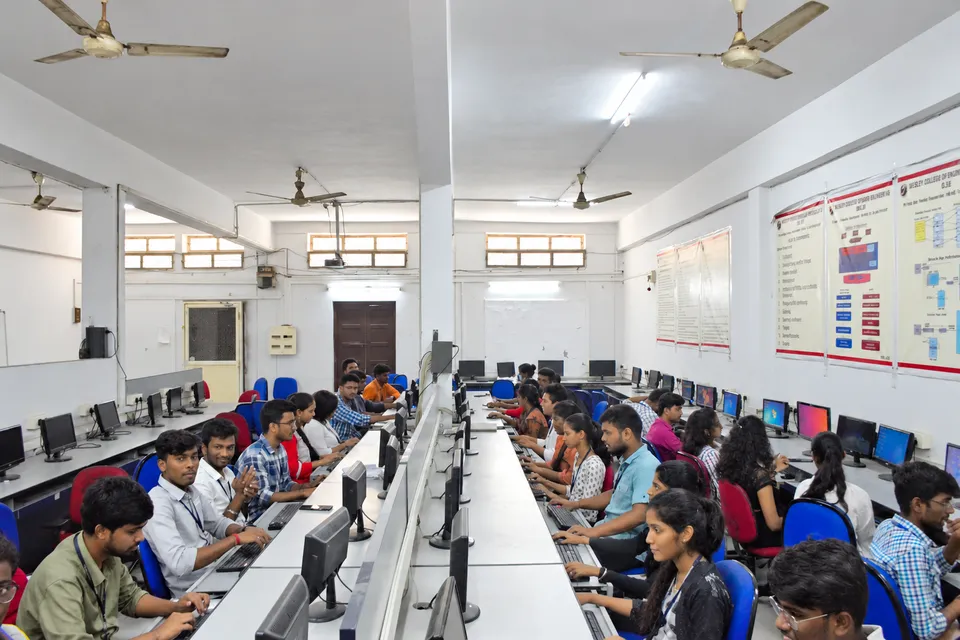 Computer science laboratory — photograph 4