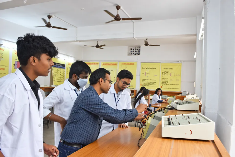 Physics laboratory — photograph 14