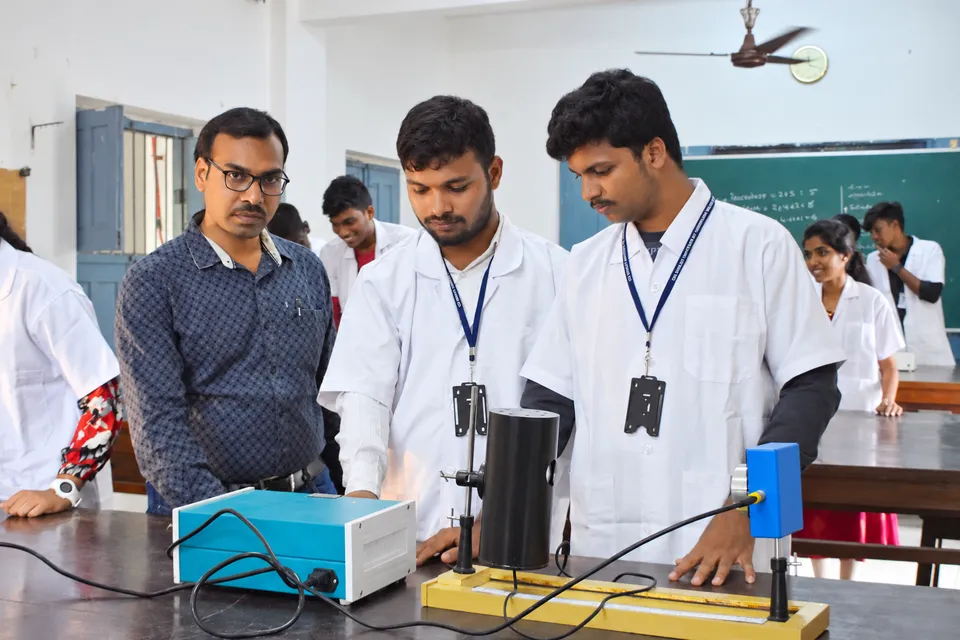 Physics laboratory — photograph 9