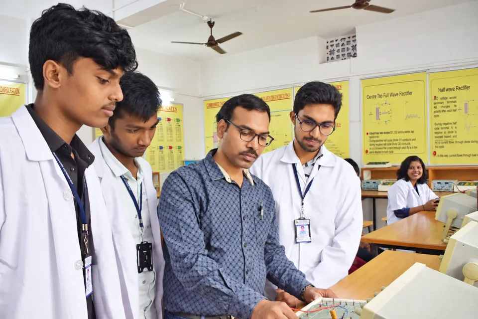 Physics laboratory — photograph 16