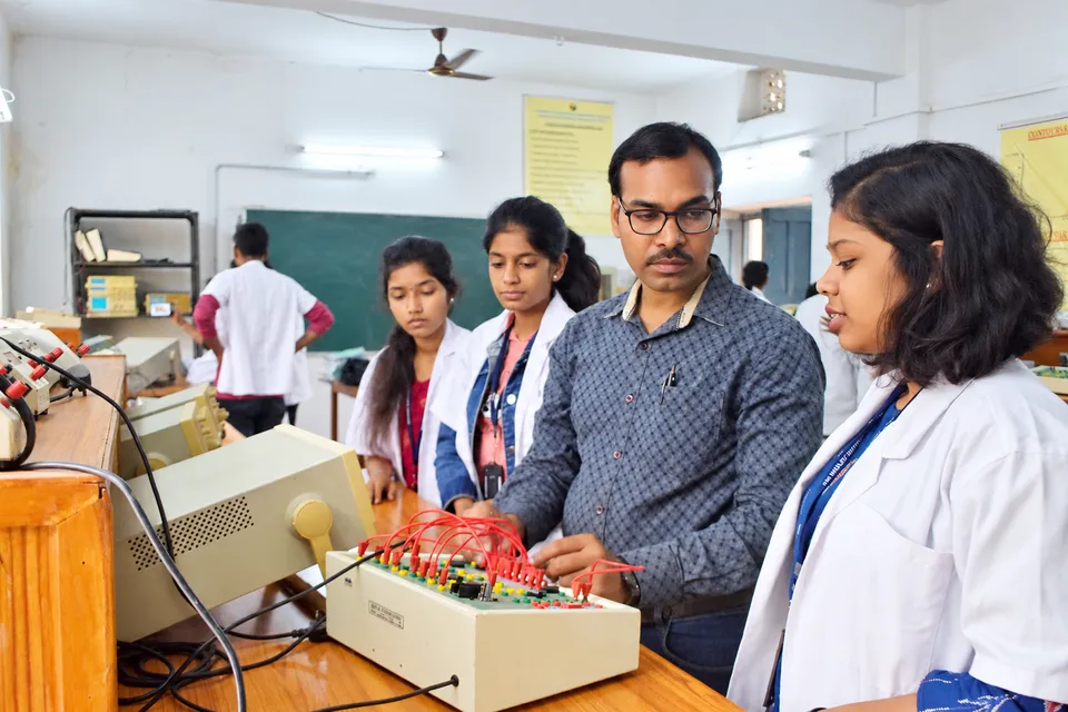 Physics laboratory — photograph 13