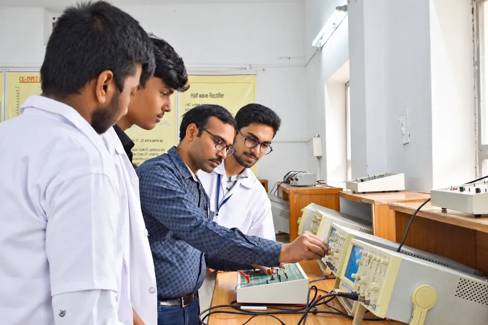 Physics laboratory — photograph 17