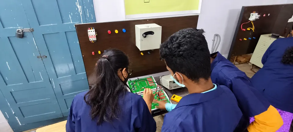 Electrical engineering laboratory — photograph 1
