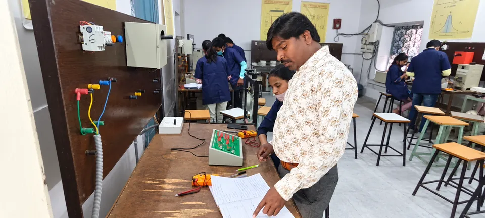 Electrical engineering laboratory — photograph 9