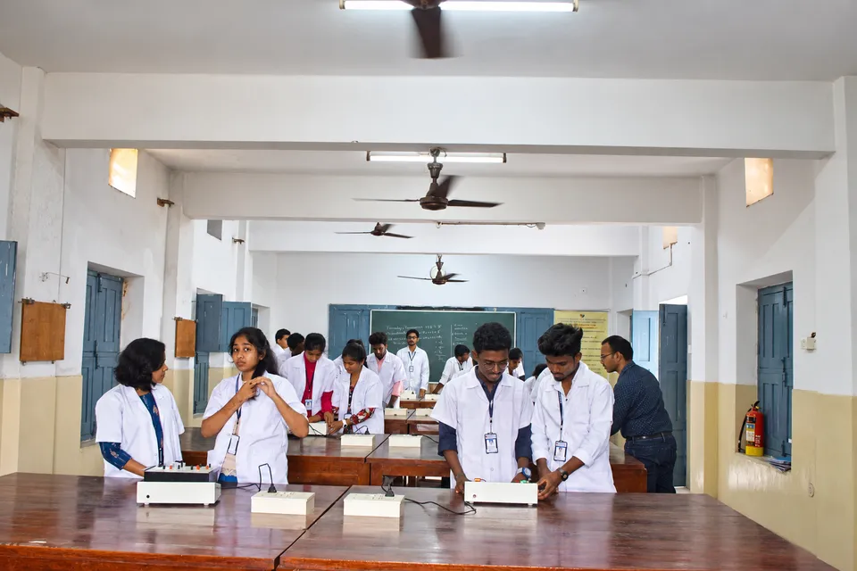 Physics laboratory — photograph 2