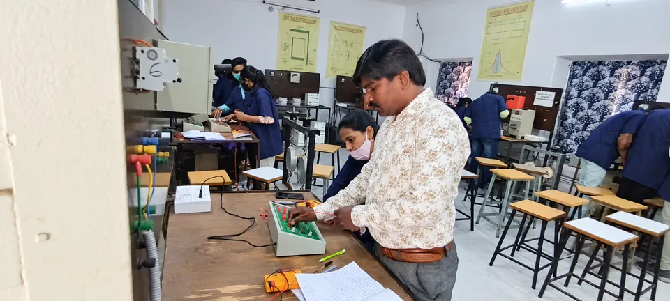 Electrical engineering laboratory — photograph 3