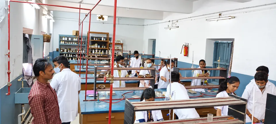 Chemistry laboratory — photograph 7