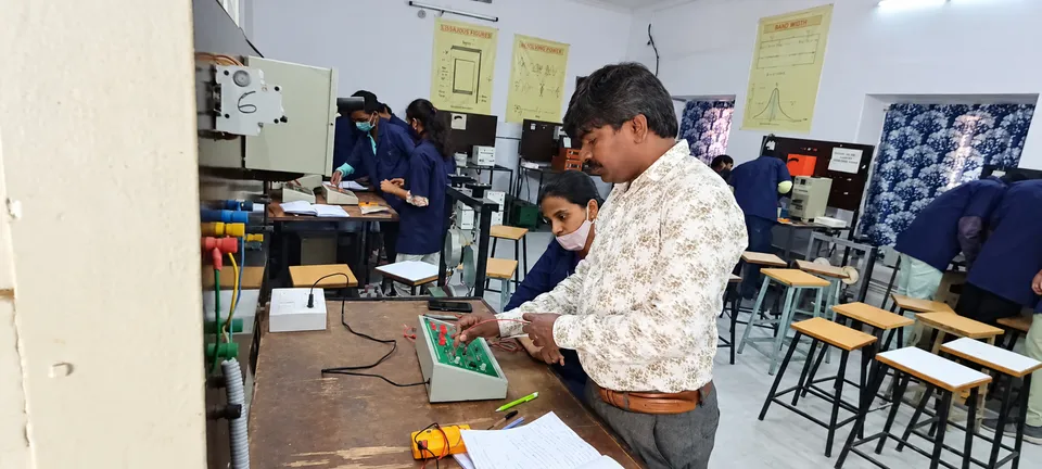 Electrical engineering laboratory — photograph 8