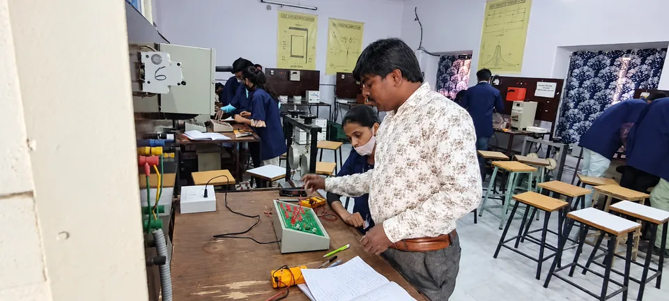 Electrical engineering laboratory — photograph 5