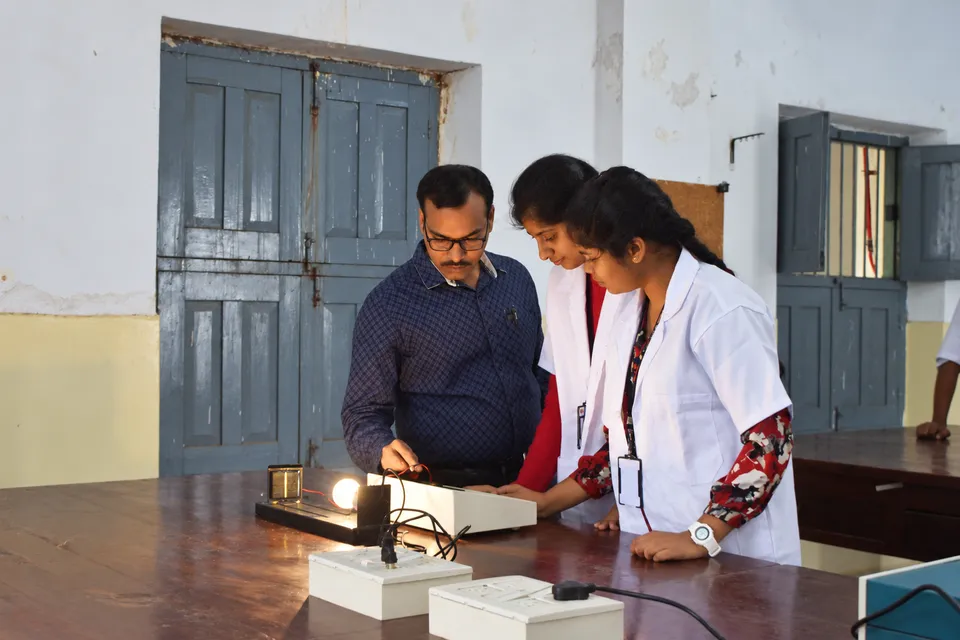 Physics laboratory — photograph 6