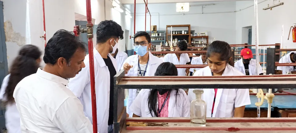 Chemistry laboratory — photograph 10
