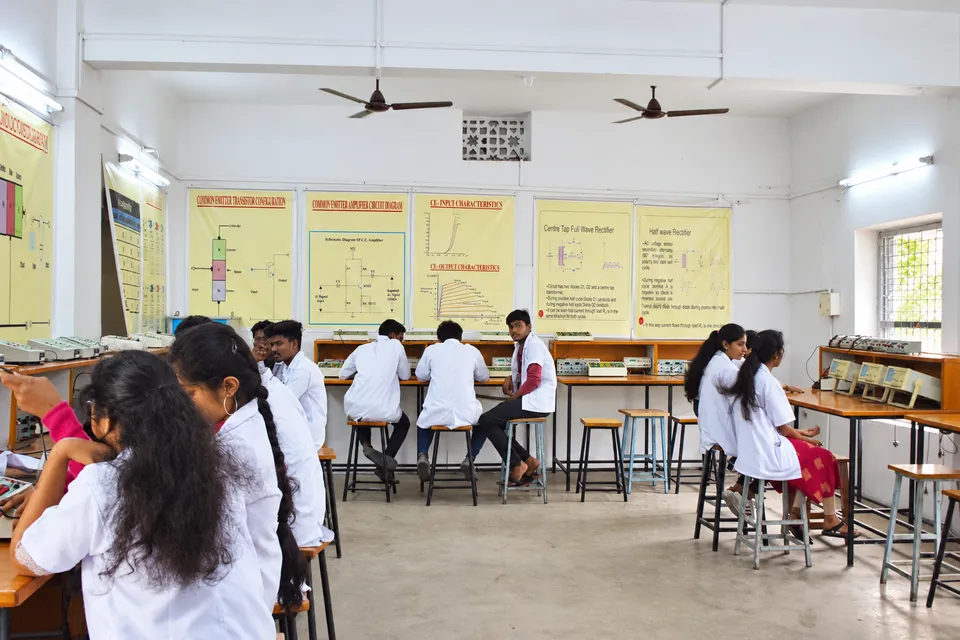 Physics laboratory — photograph 15