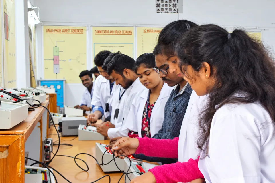 Physics laboratory — photograph 18