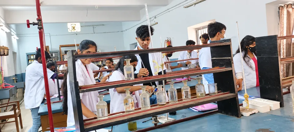 Chemistry laboratory — photograph 11