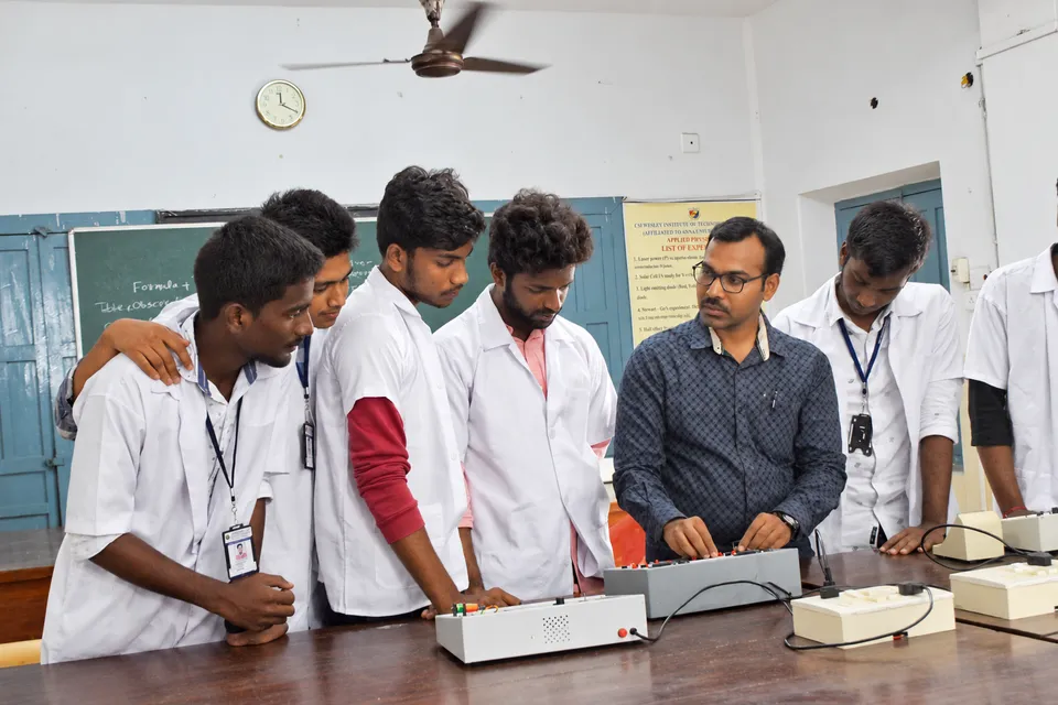 Physics laboratory — photograph 11