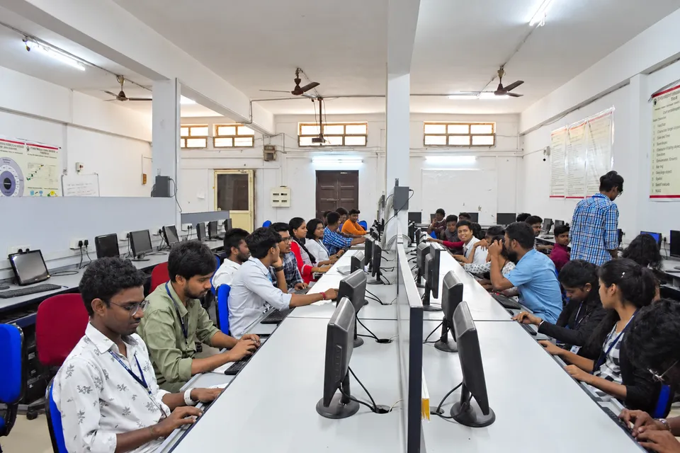 Computer science laboratory — photograph 3