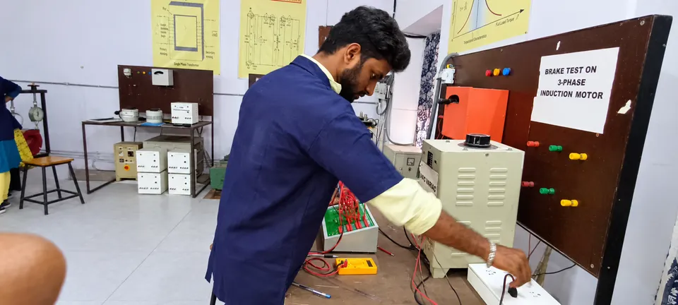 Electrical engineering laboratory — photograph 7