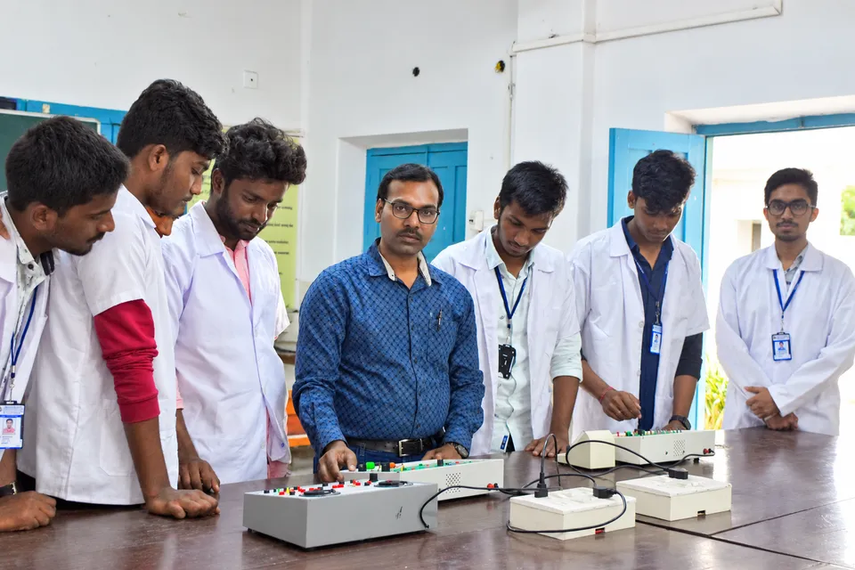 Physics laboratory — photograph 10