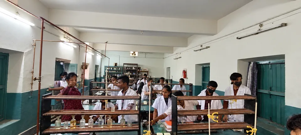 Chemistry laboratory — photograph 9