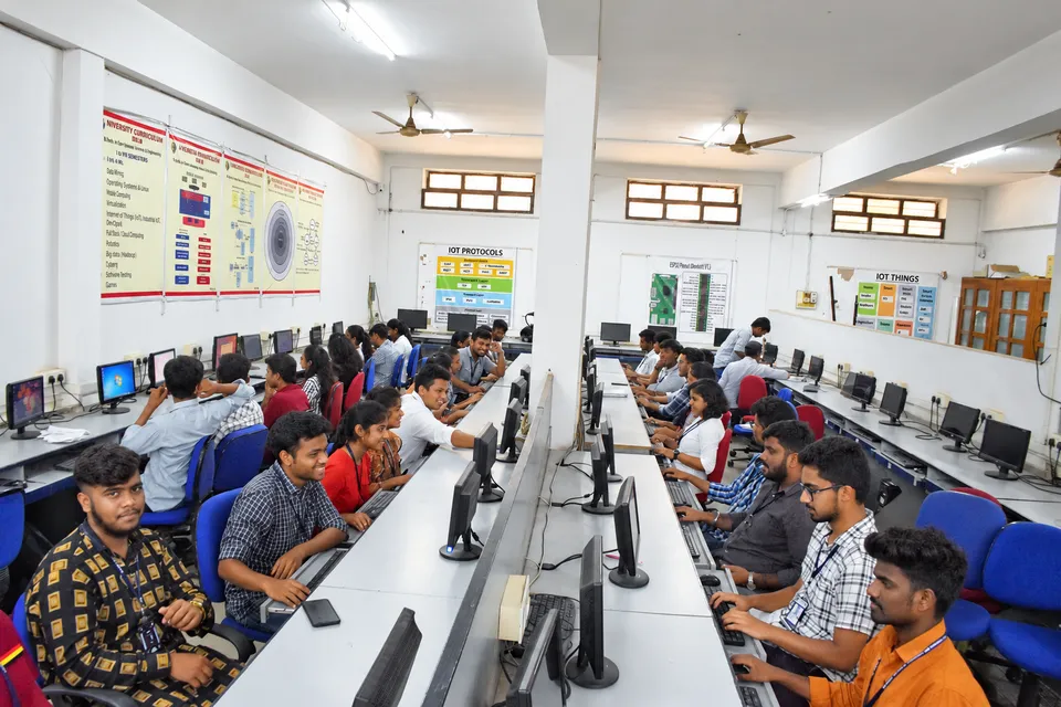 Computer science laboratory — photograph 6