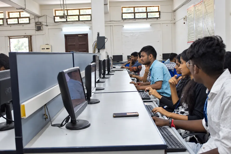 Computer science laboratory — photograph 1