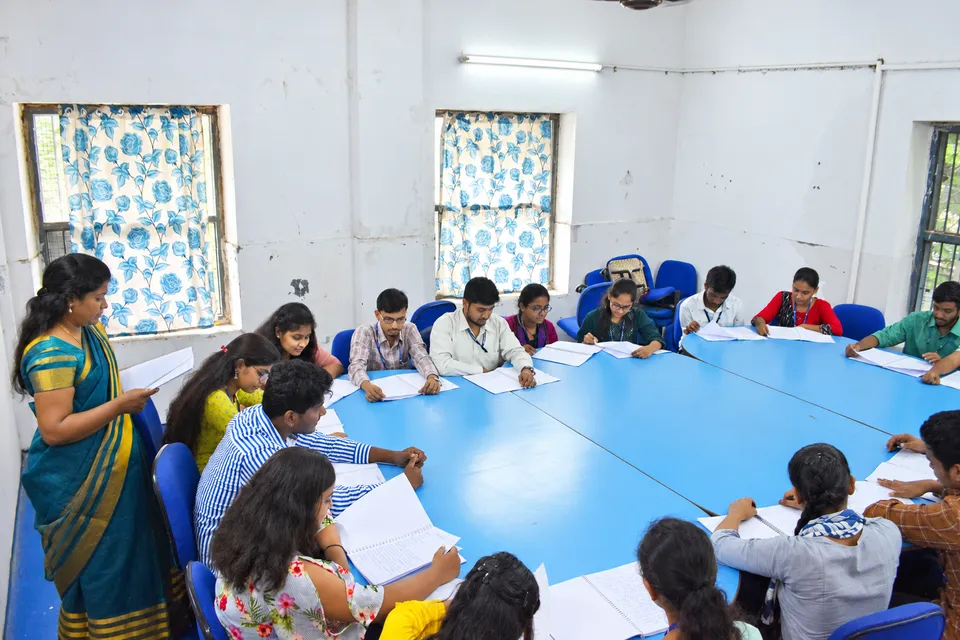 Language & communication laboratory — photograph 1
