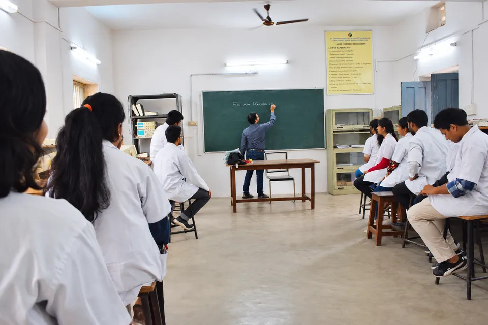 Physics laboratory — photograph 20