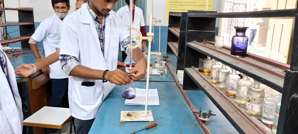 Chemistry laboratory — photograph 5