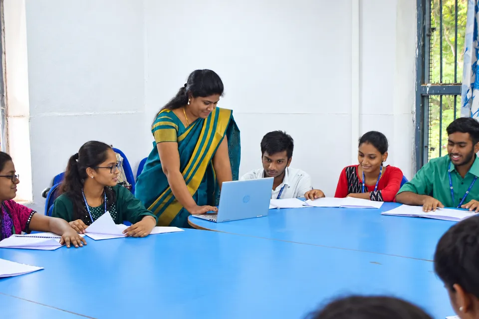 Language & communication laboratory — photograph 6