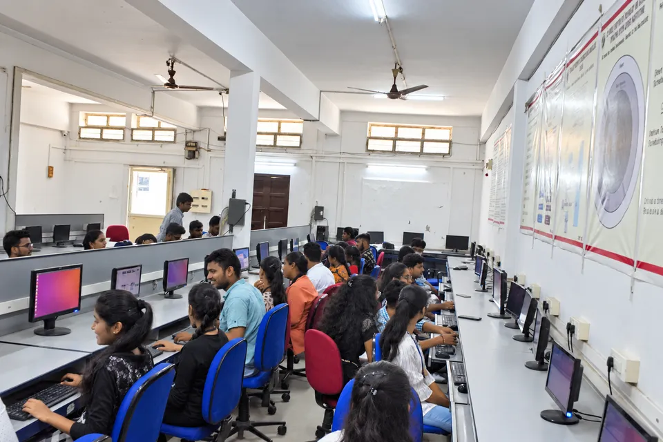 Computer science laboratory — photograph 2
